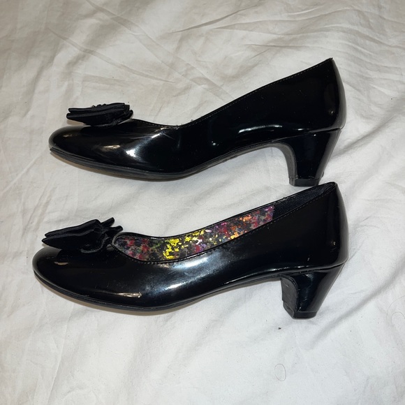 Girls low heel bow and rhinestone patent dress shoes - Picture 4 of 6